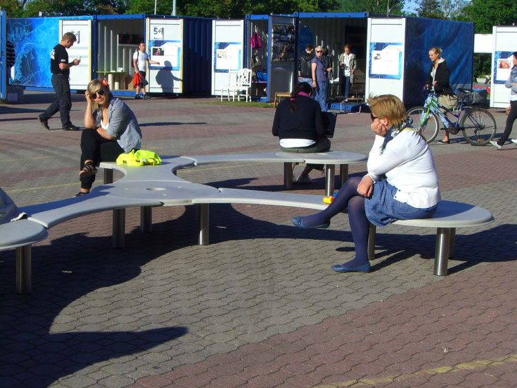 Groove bench belongs to the modern, contemporary street furniture. It is comfortable and durable.