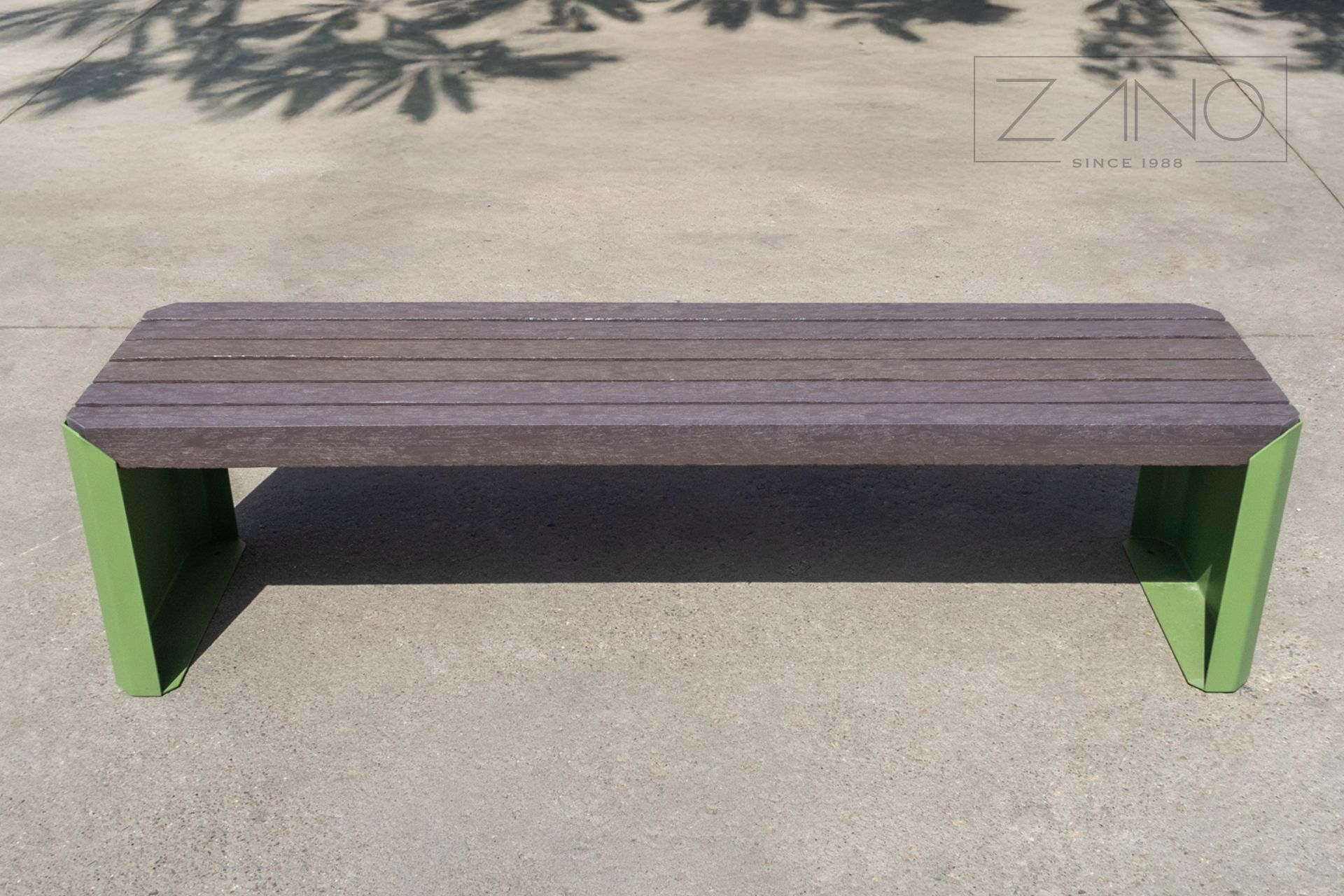 Stilo bench with recycled plastic planks