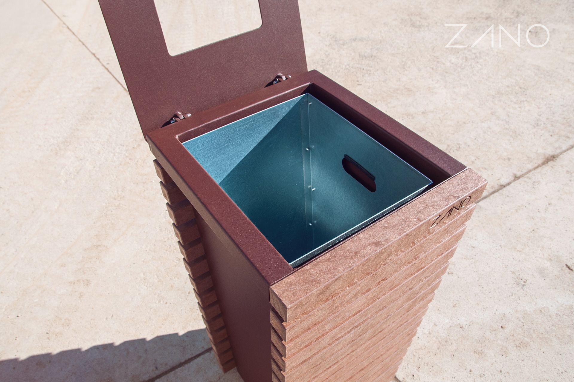 Metal litter bin with removable liner Metal litter bin with removable liner