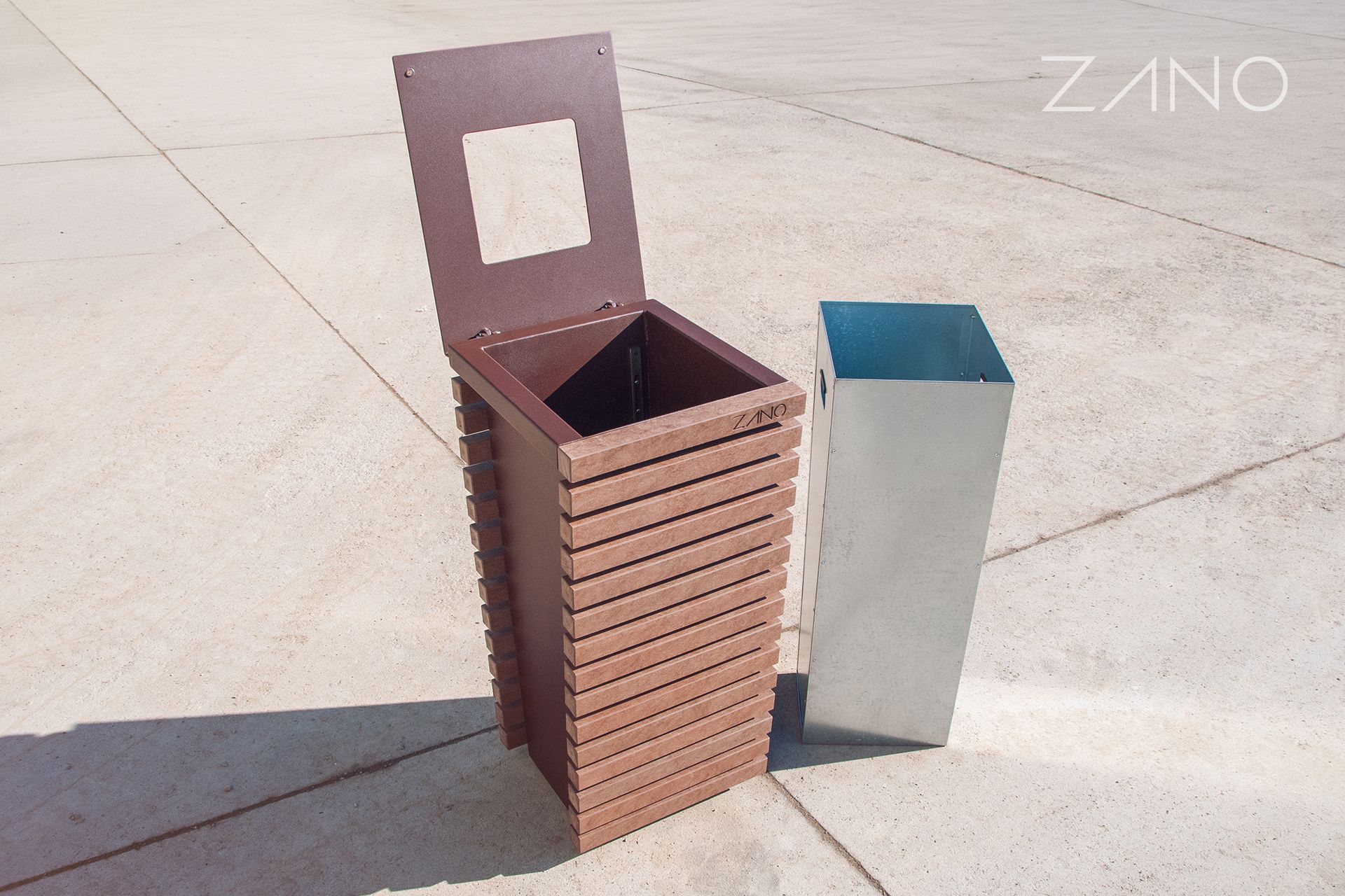 Single-compartment litter bin with removable galvanised steel insert. Single-compartment litter bin with removable galvanised steel insert.