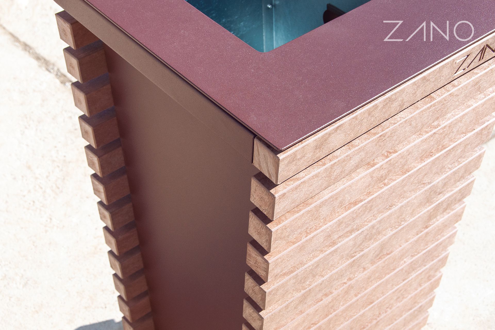 Tiger drylack Rusty Iron litter bin and Ekodeska made of recycled plastic Tiger drylack Rusty Iron litter bin and Ekodeska made of recycled plastic