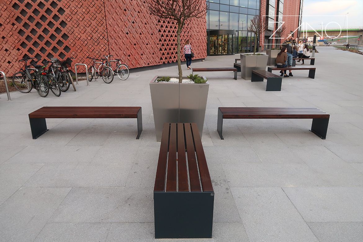 City bench Simple made of steel and wood painted ouk colour