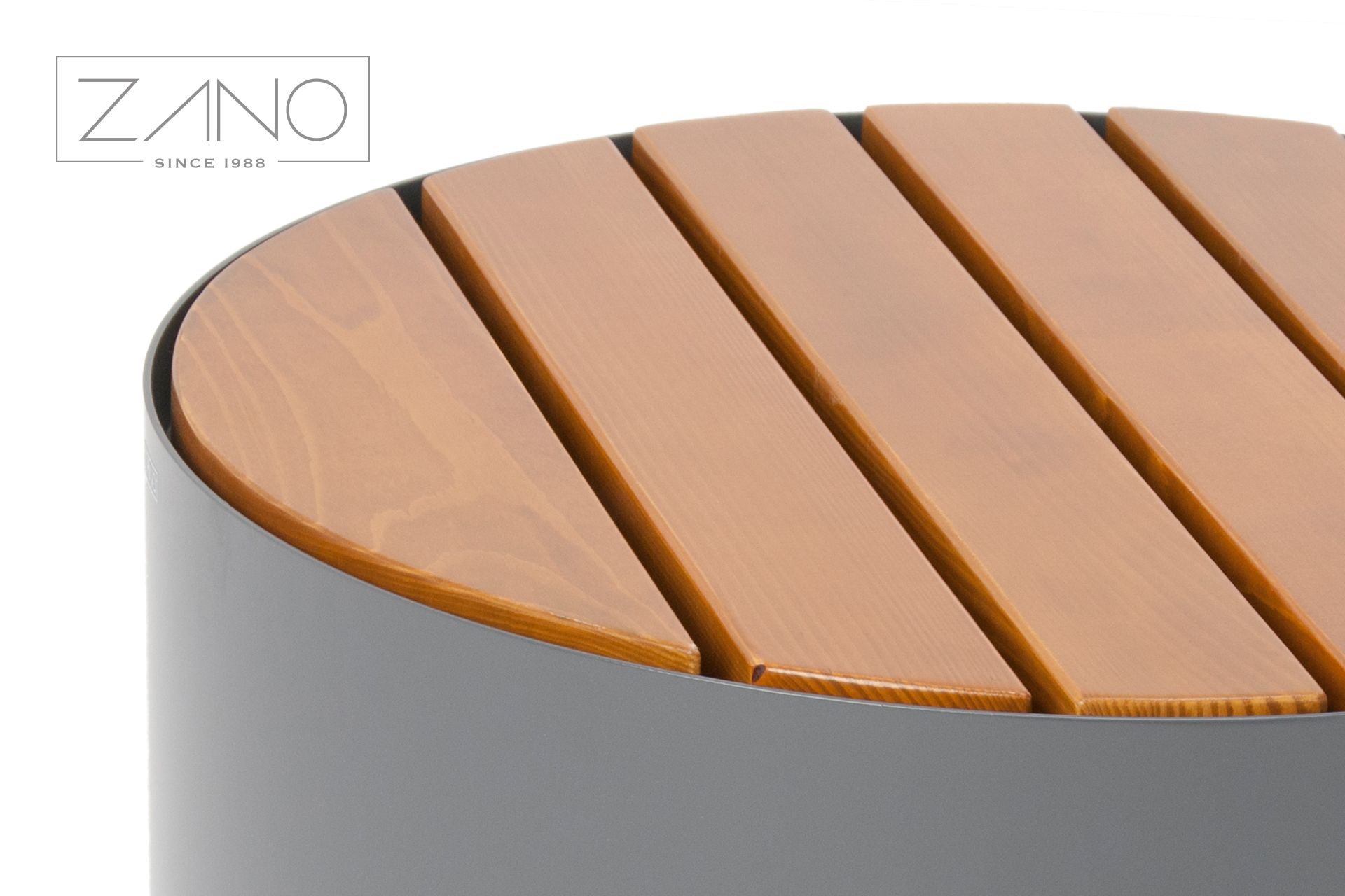The Universe seat made of carbon steel and wood varnished Cypres colour