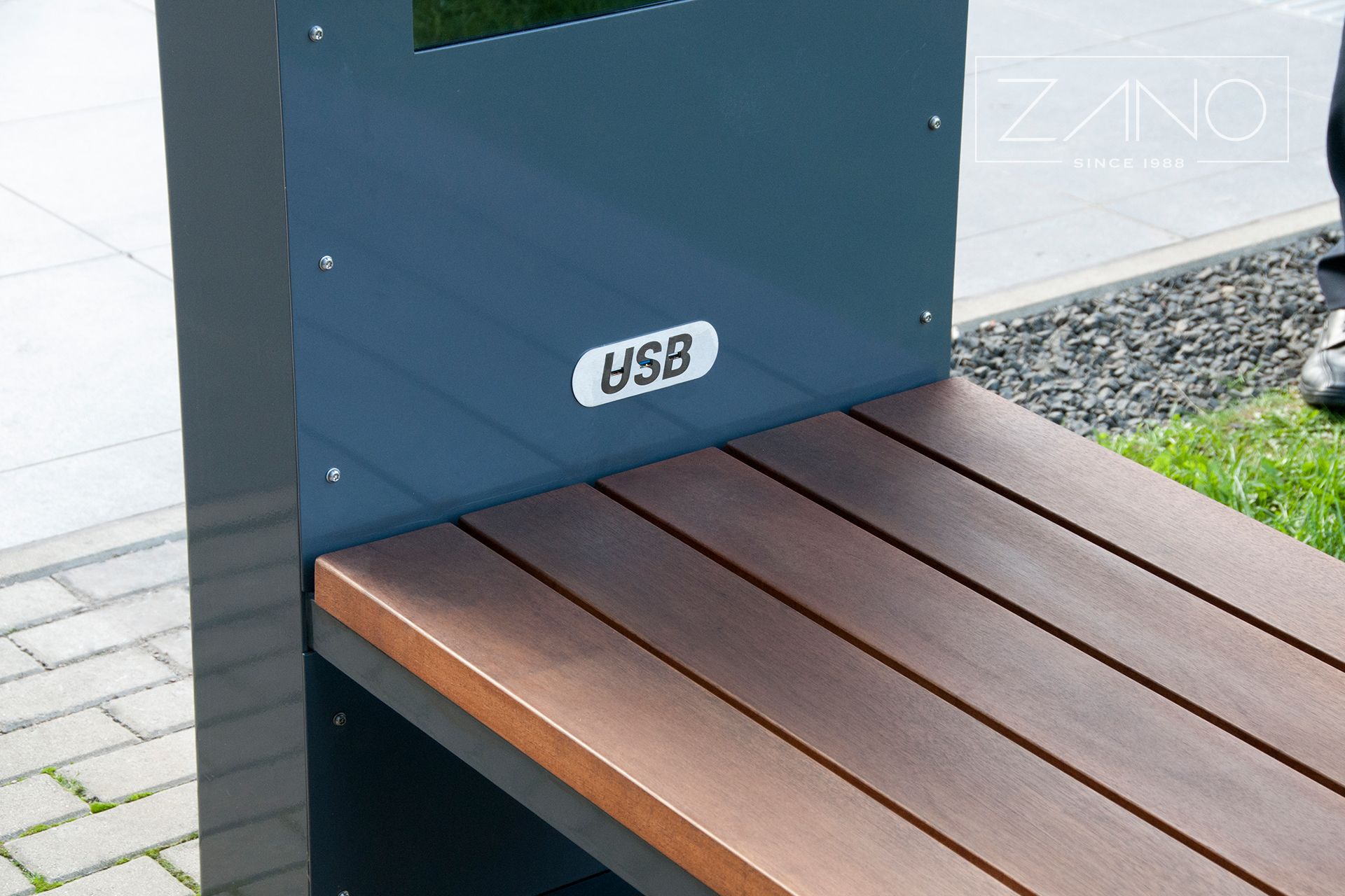 ławka solarna z portami ładowania USB