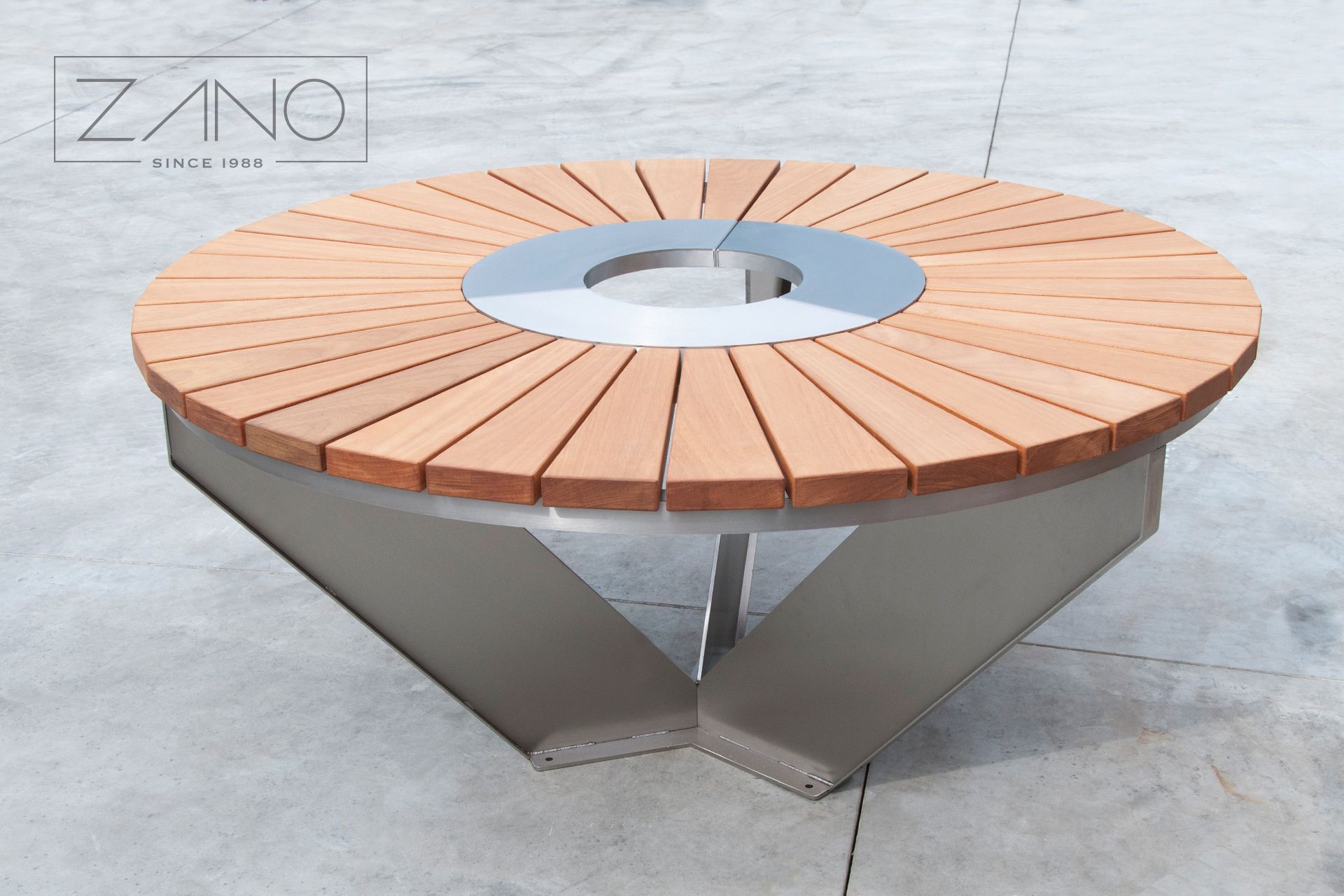 Table made of stainless steel and hardwood