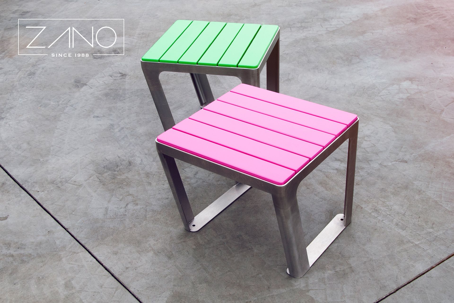 Single-seat bench made of stainless steel and painted wood