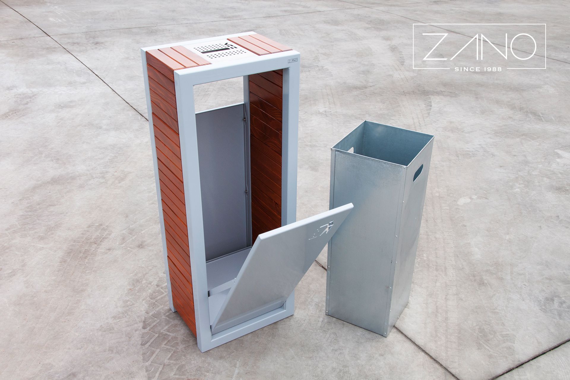 Street waste bins with removable liners