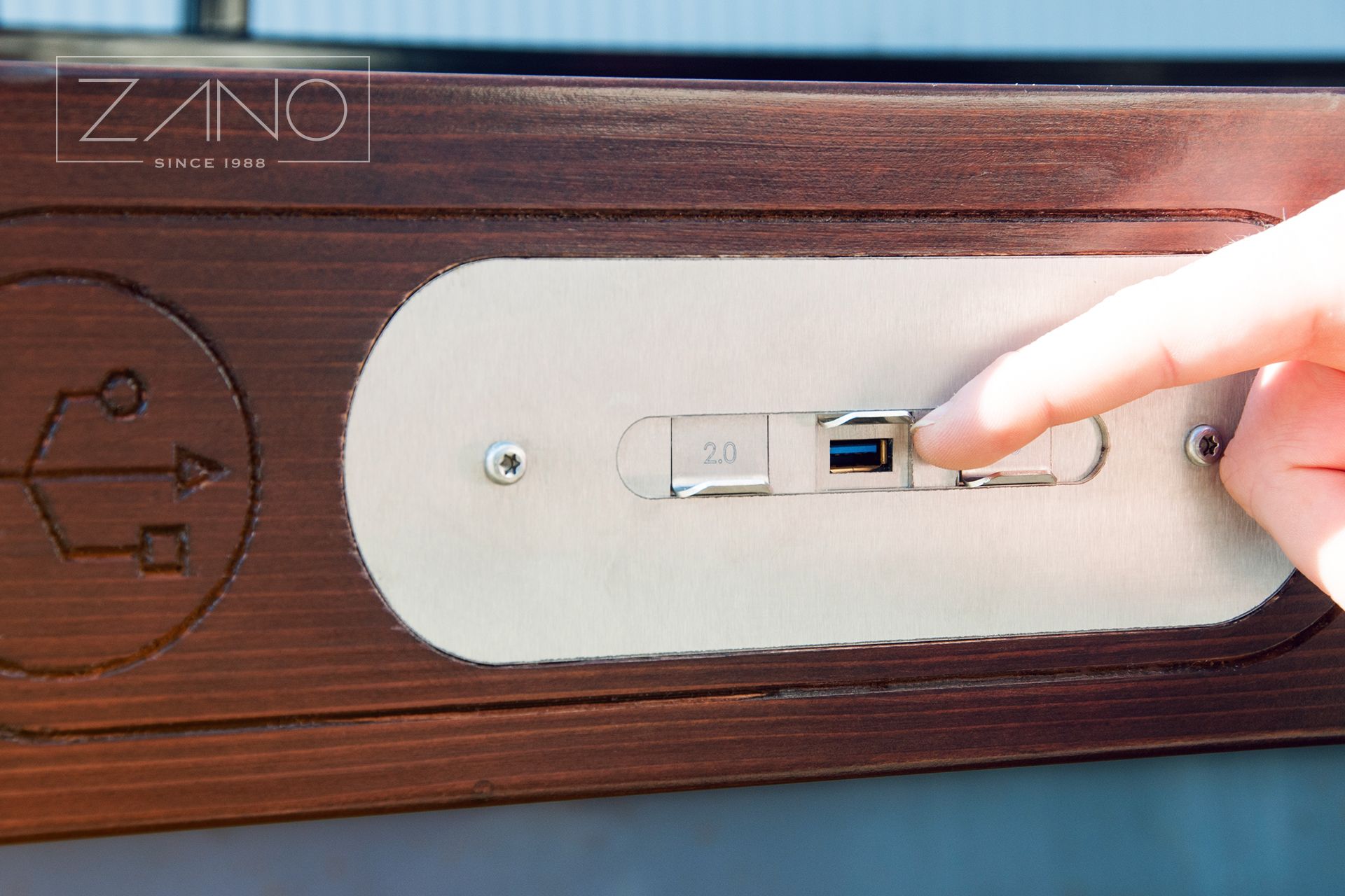 Simple and fast charging of your smartphone thanks to the USB on the solar bench