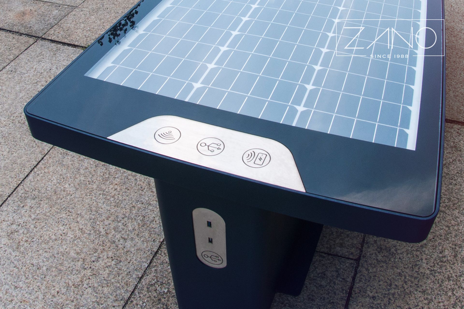 Multimedia bench powered by photovoltaic panels