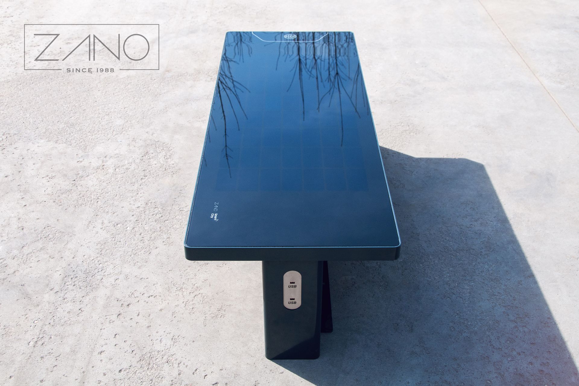 Solar bench with usb